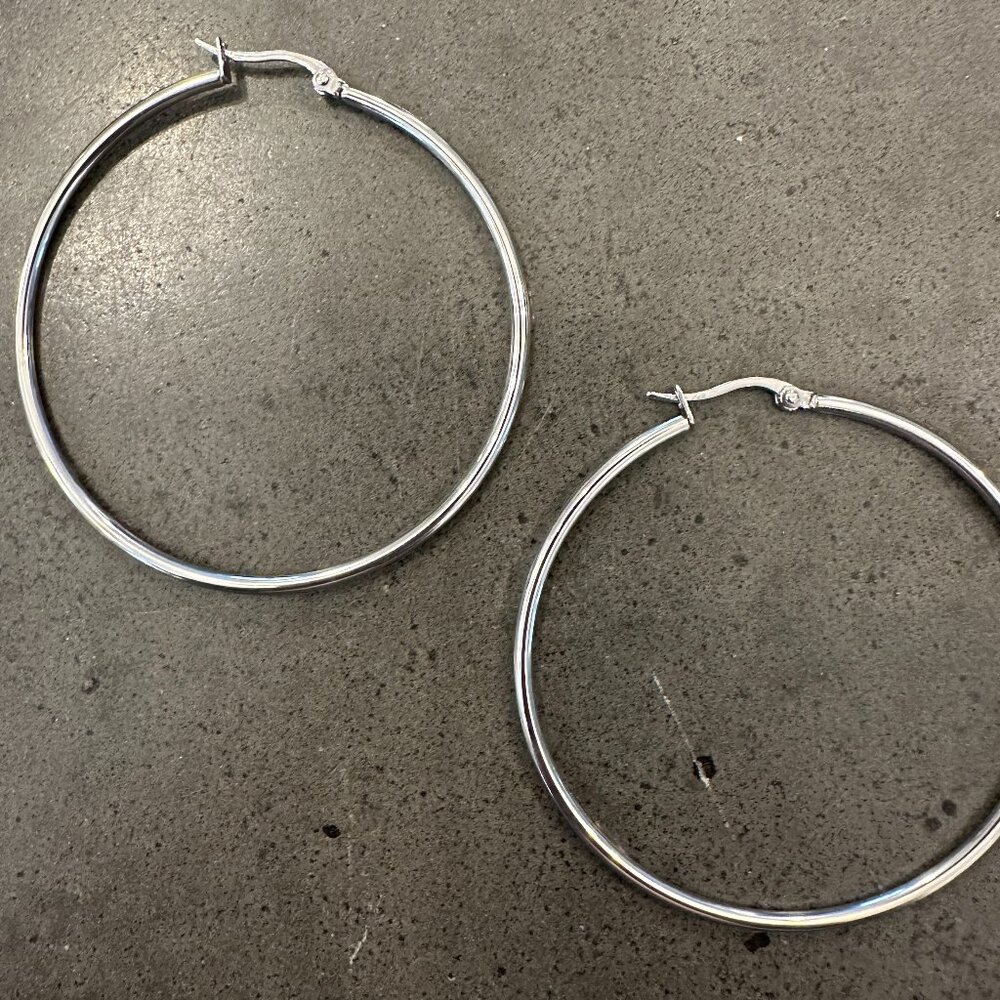 Women’s Silver Tone 2” Big Round Large Thin Hoop Snap Closure Earrings NEW!!